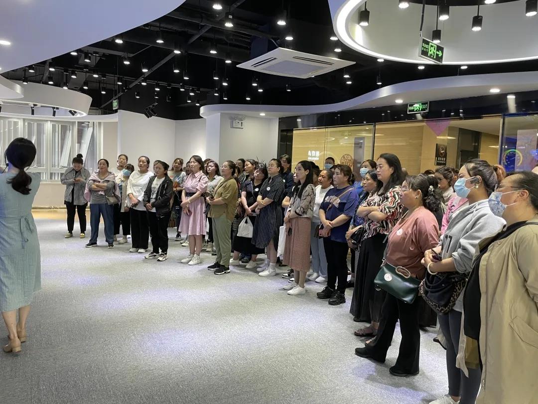 凝聚巾幗力量，展現(xiàn)科技風采，西藏婦聯(lián)干部考察團來健培考察調(diào)研