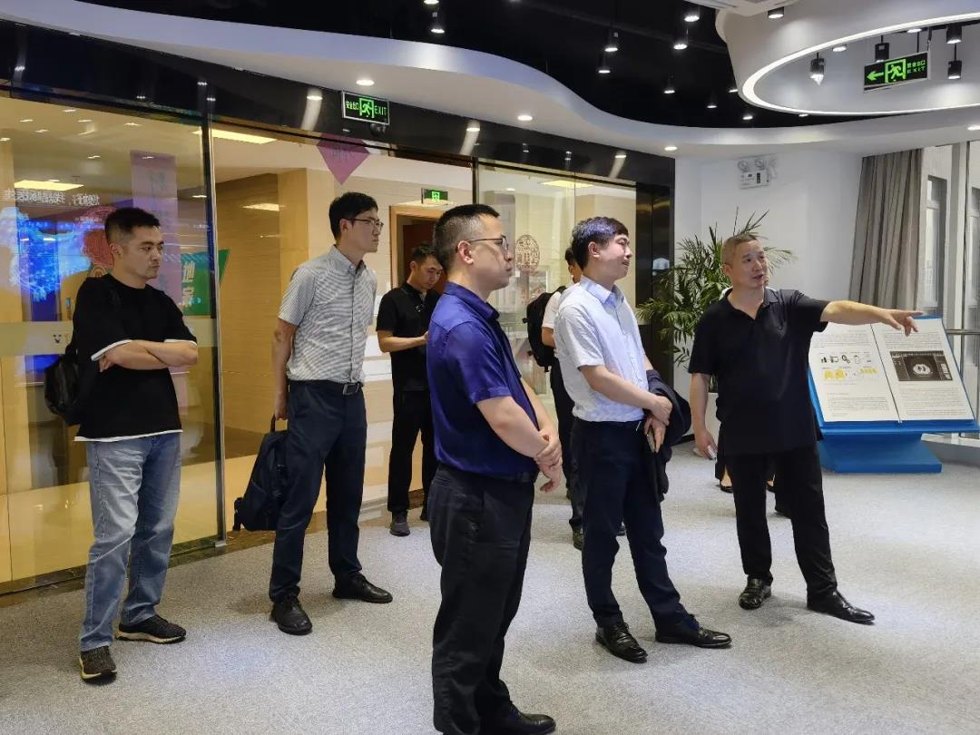 成都市錦江區(qū)委副書記、區(qū)長繆曉波一行蒞臨健培科技考察調(diào)研